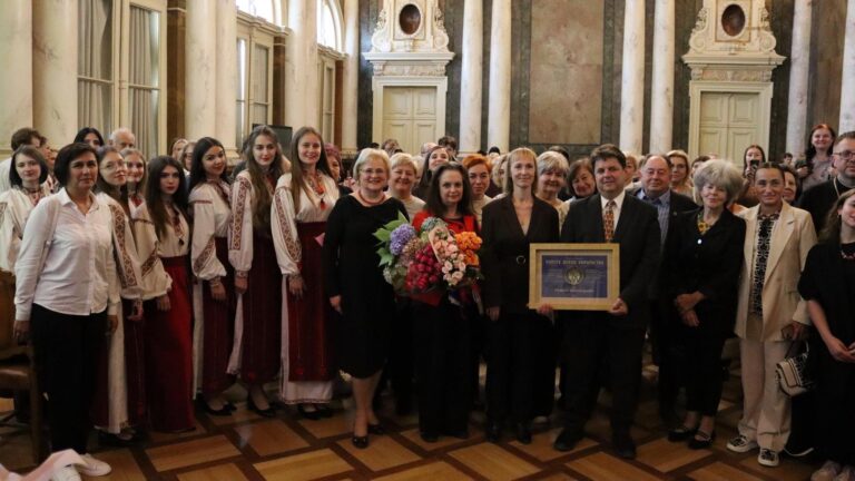 МІОК вручив Почесну відзнаку «Золоте древо українства» родині Винницьких