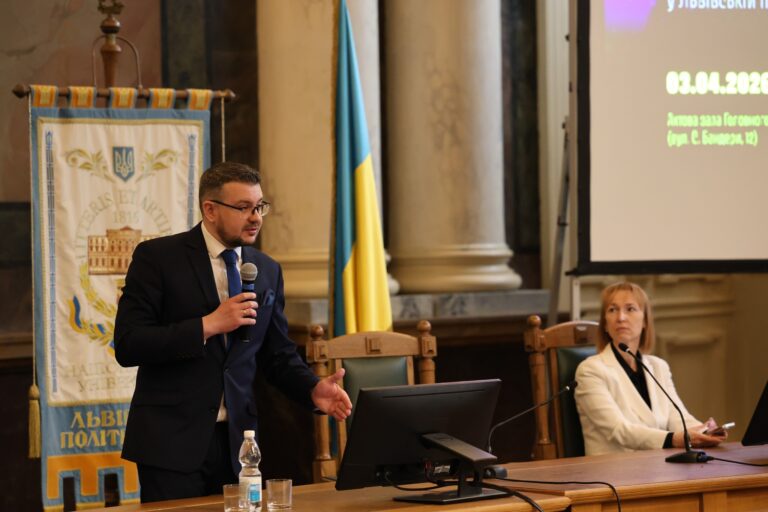 «Перемоги та поразки – чи історія вчить?»: публічна лекція Олександра Алфьорова